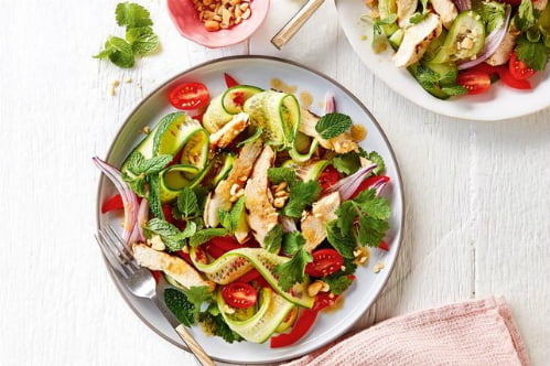Salad gà chua ngọt kiểu Thái image